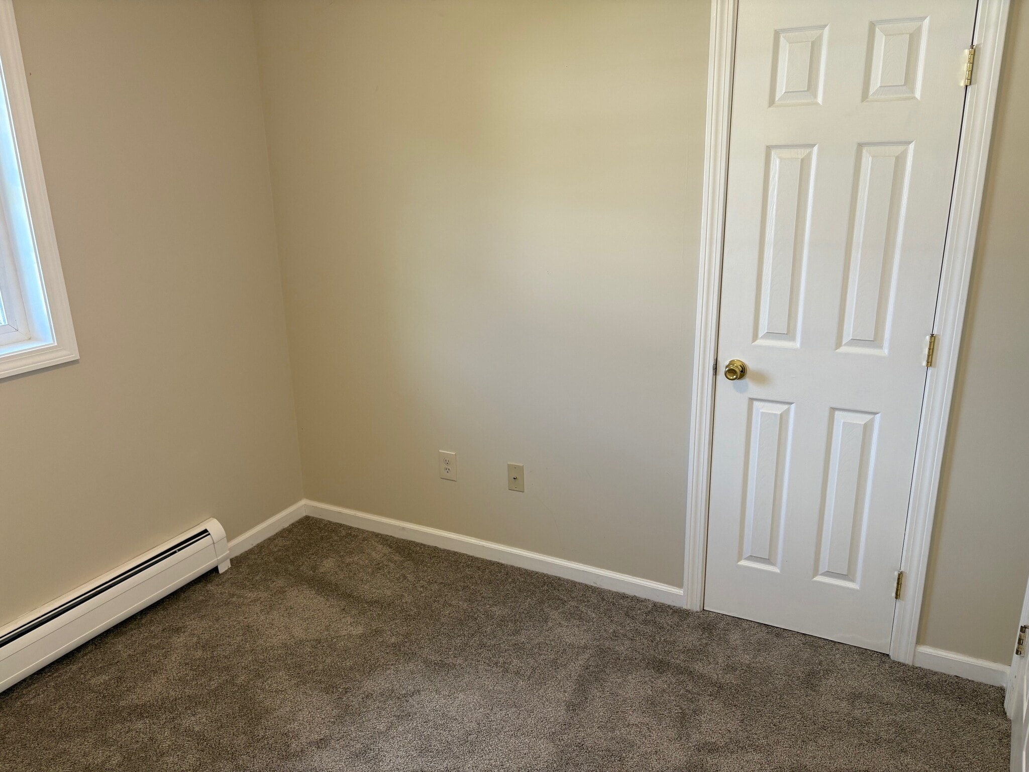 Building Photo - 10 Southview Dr