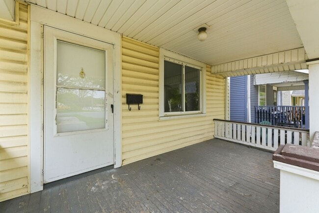 Building Photo - 3 BR - Classic Charm Meets Modern Living