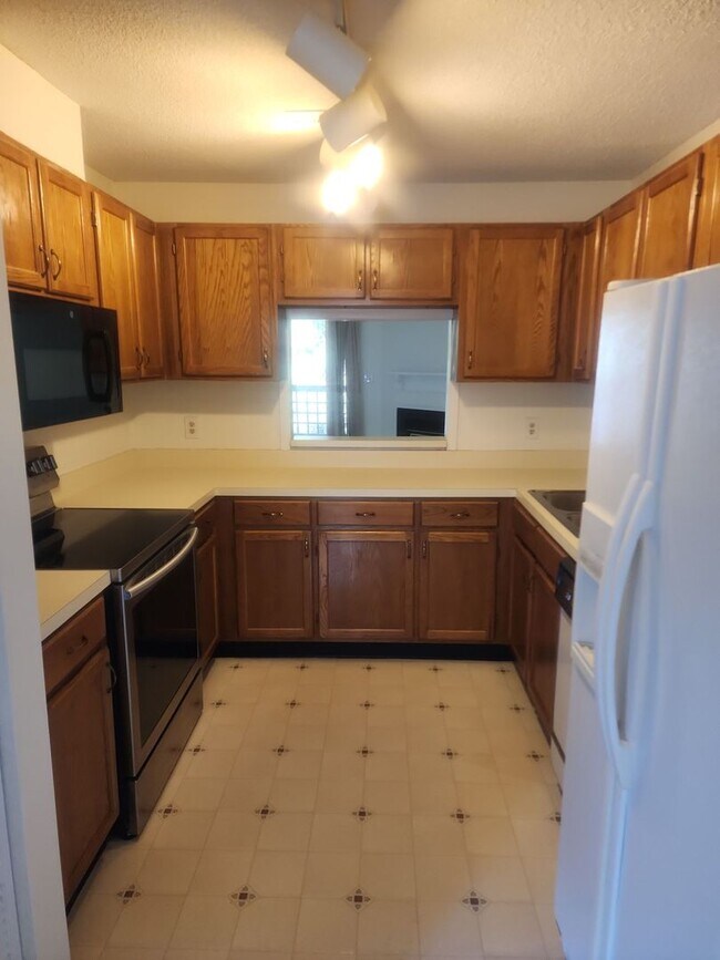 Building Photo - 4100 Sedgewood Dr