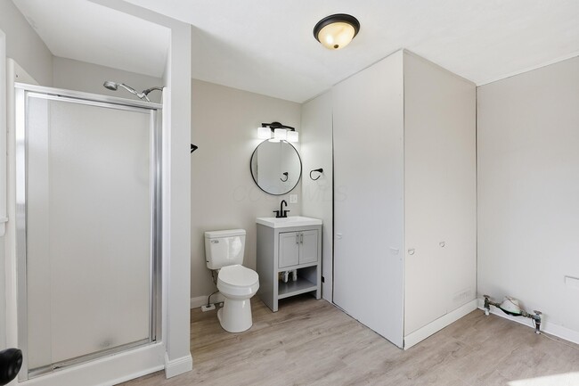 Building Photo - 566 E 10th St