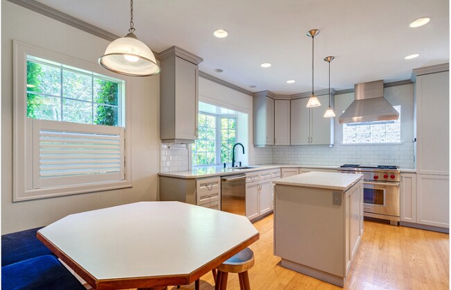 Building Photo - 616 SE Andover Pl