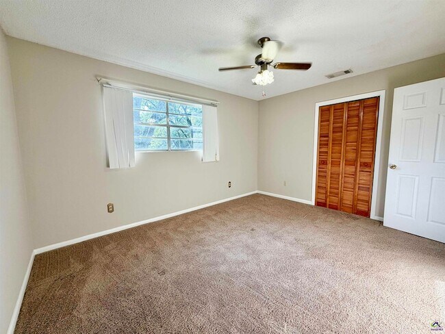 Building Photo - 533 Lake Joy Rd