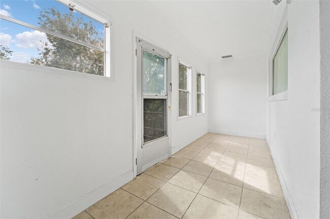 Building Photo - 1345 Drew St