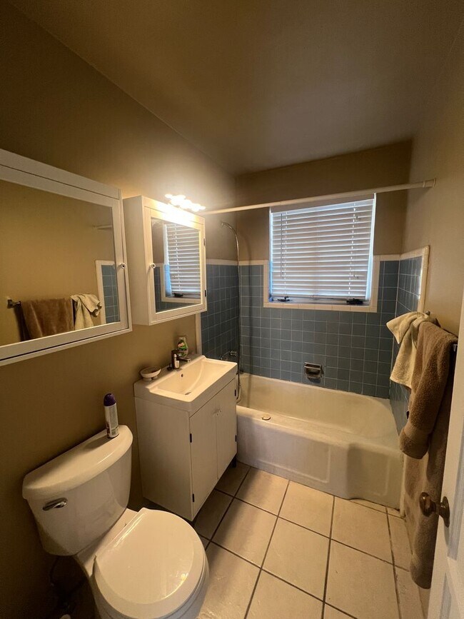 Building Photo - Comfortable & Cozy 2 Bedroom Townhome Walk...