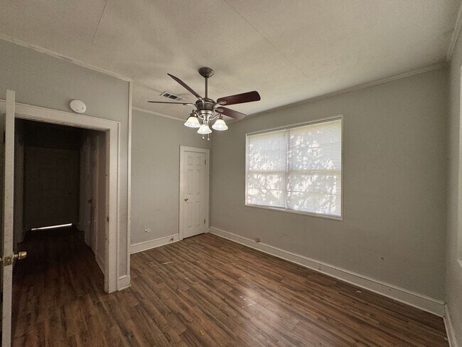 Building Photo - Cute Corner lot... Walks in downtown Bossier City