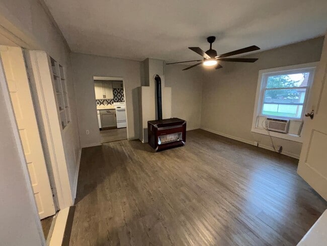 Building Photo - 411 S Oak St