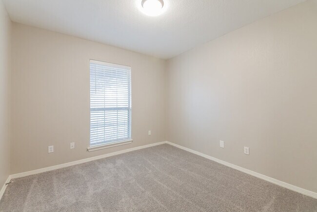 Building Photo - 206 E Holly