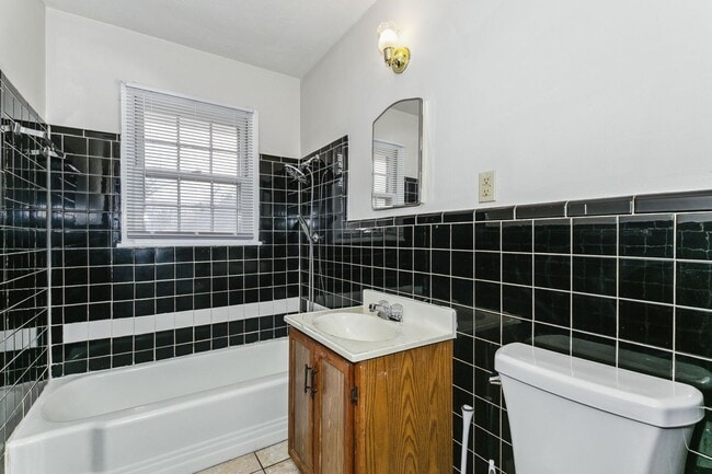 Building Photo - Roomy 2 Bedroom With Basement