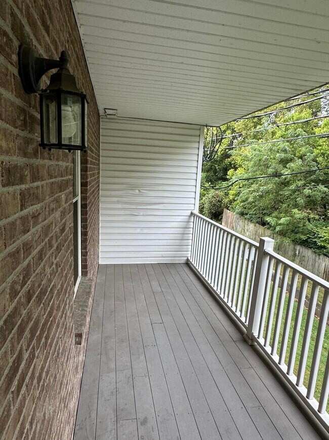 Building Photo - 6 Hudson Hollow Road
