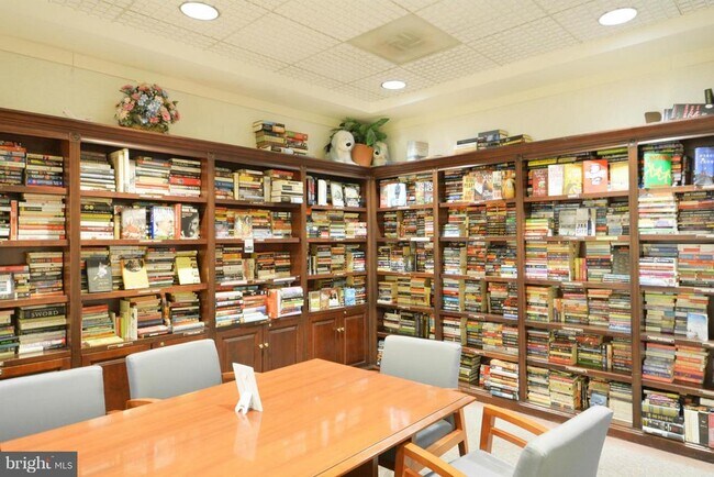 Building Photo - 307 Yoakum Pkwy