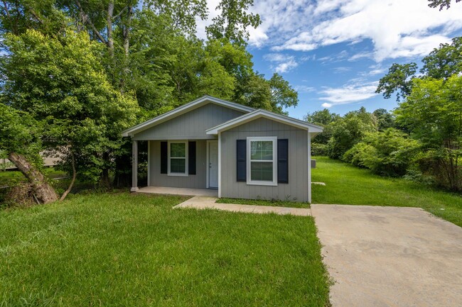 Building Photo - 3 Bed / 1 bath home in Beaumont! Move in r...