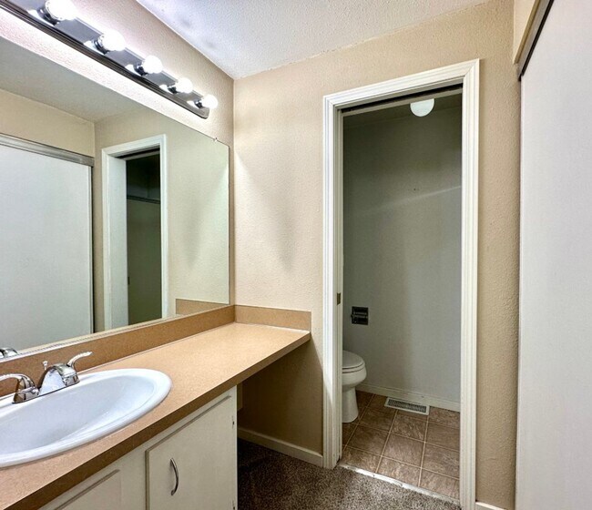 Building Photo - 2Bd/1.75Ba Kirkland Condo
