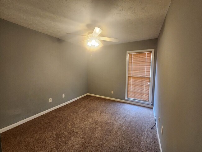 Building Photo - 3 Bedroom 2 Bathrooms 2 Car Garage - North...