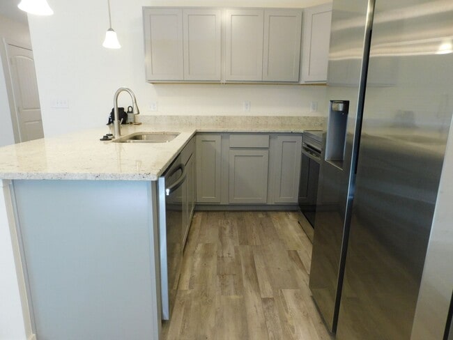 Building Photo - Newer Construction close to Community Hospital