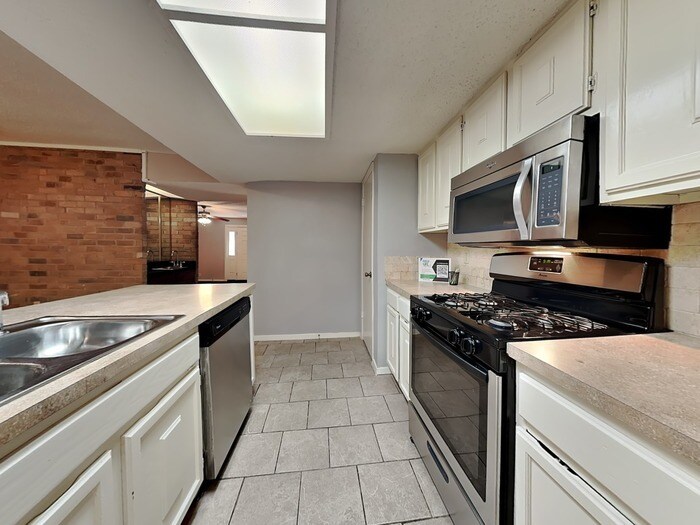 Building Photo - 1810 Hemlock Dr