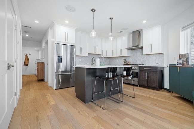 Building Photo - 946 Saratoga St