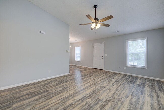 Building Photo - 617 Varsity Dr