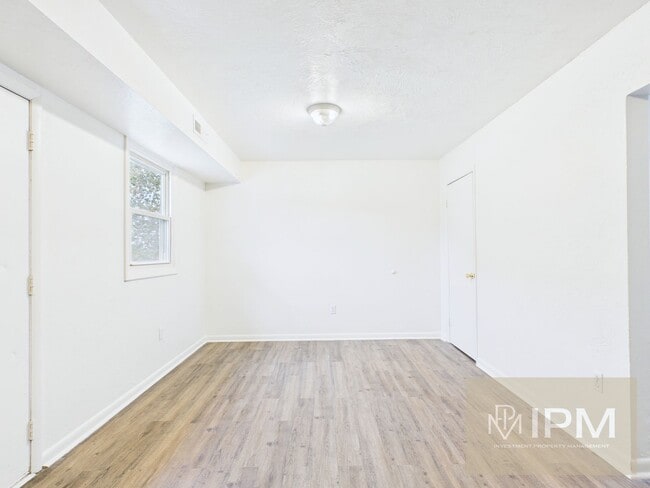 Building Photo - Available Now! Cozy 3 Bedroom, 1 Bath Town...