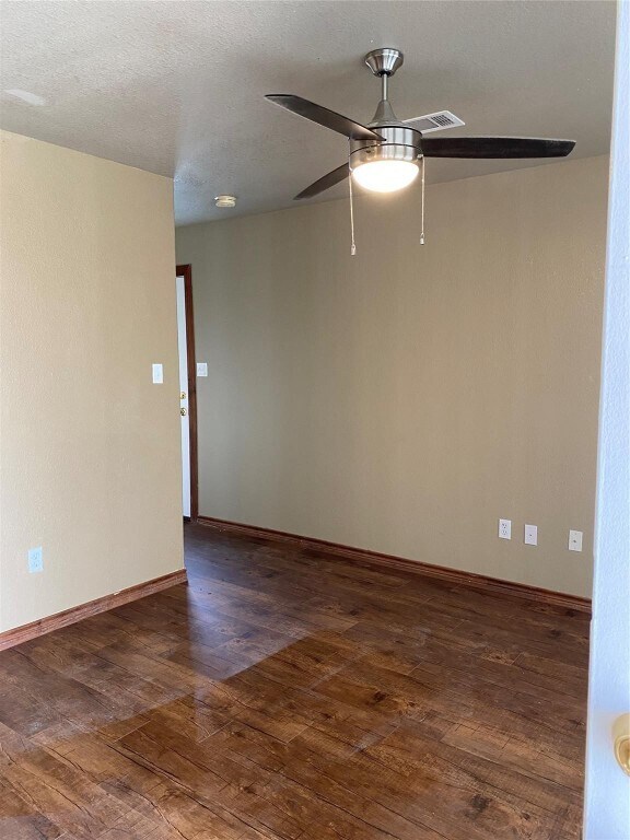 Building Photo - 10910 Shady Oaks Dr