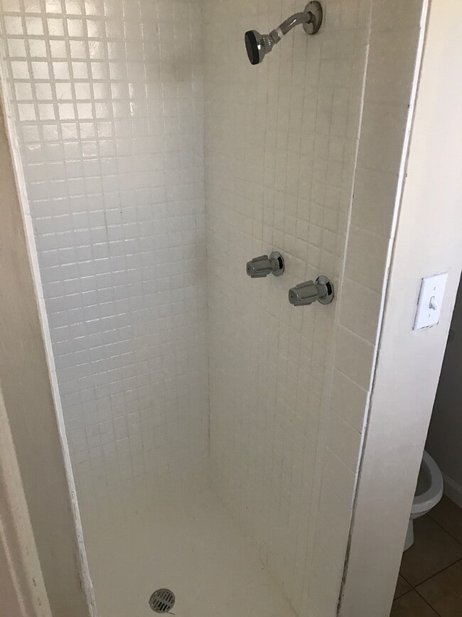 Building Photo - 605 E 10th St