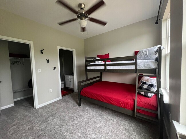 Building Photo - 4 bed 4 bath rental in Rowandale with all utilities included!