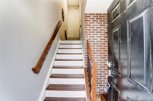 Building Photo - AVAILABLE NOW! Luxurious and Modern 3-4 Be...