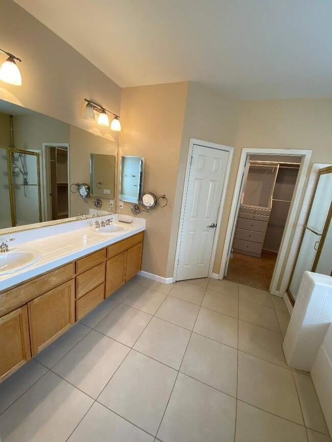 Building Photo - 4 Bed 2.5 Bath Single Family Home In San R...