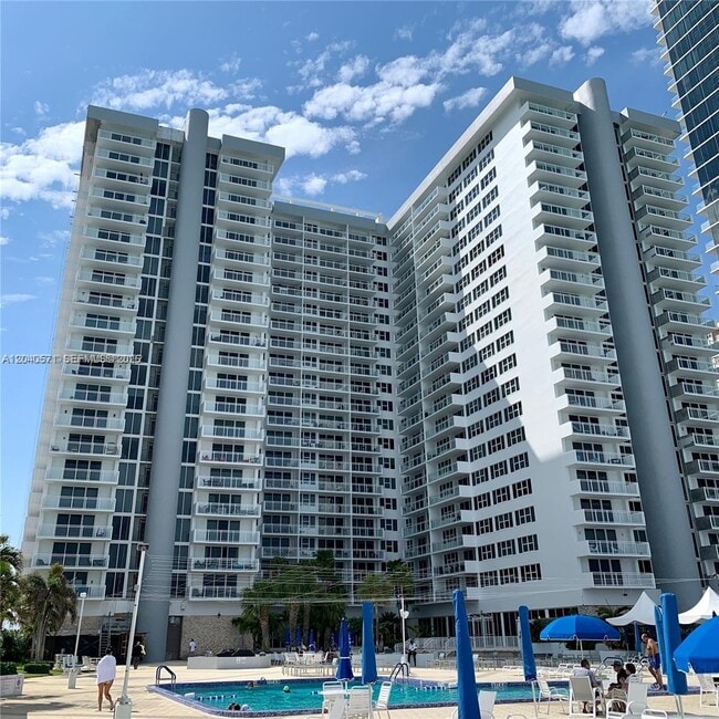 Building Photo - 2030 S Ocean Dr