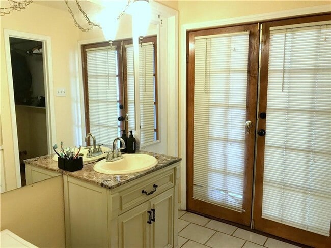 Building Photo - 5 Bedroom 3 Full Baths on the Southside