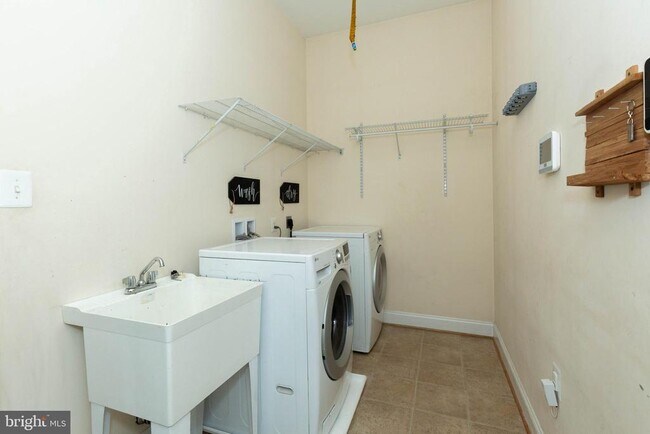 Building Photo - 15 Flag Ct