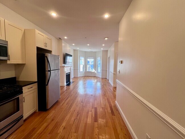 Building Photo - 150 1/2 M St