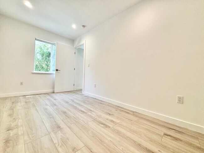 Building Photo - 566 N Kenmore Ave