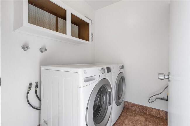 Building Photo - 3031 Flora Vista