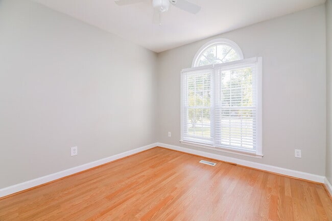 Building Photo - 998 St Catherines Dr