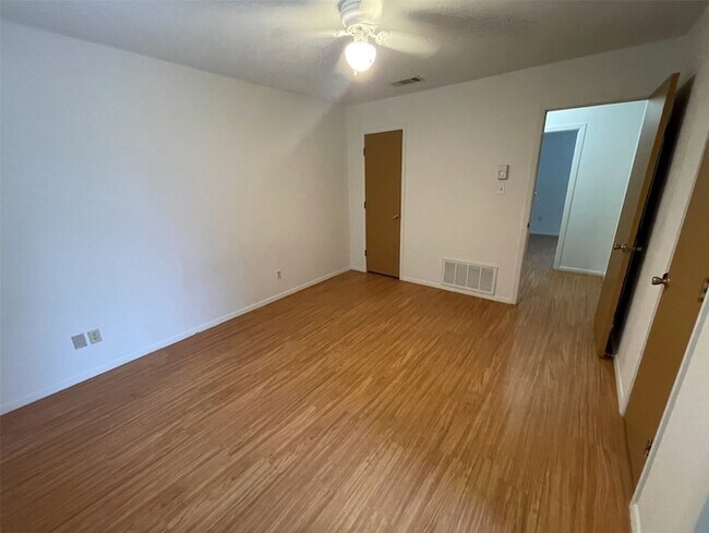 Building Photo - 204 Cedar Ln
