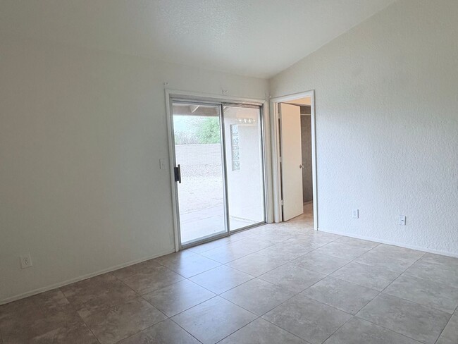 Building Photo - 3 bed/2 bath w/ large backyard