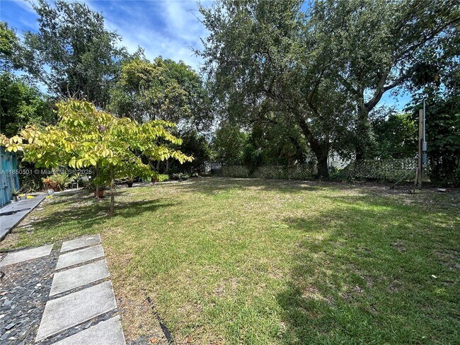 Building Photo - 110 NE 56th St