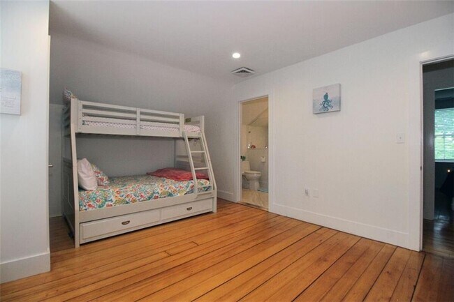 Building Photo - 364 Bellevue Ave