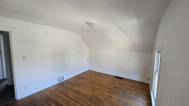 Building Photo - Charming 2-Bedroom Home in Rockford – Upda...