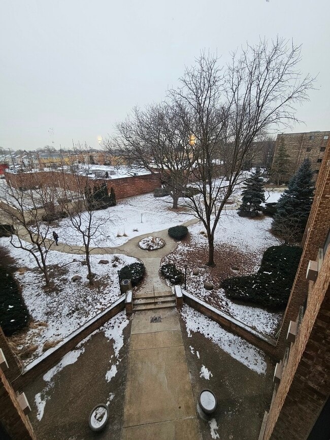 Building Photo - 5358 N Cumberland Ave