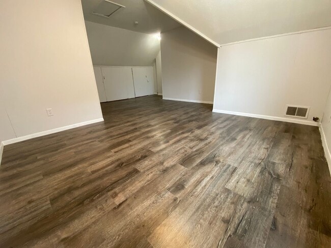 Building Photo - Beautiful 3 bedroom house with Den!