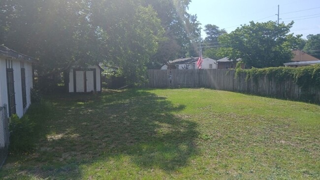 Building Photo - 3 Bed / 1 Bath Available in Lafayette Villiage!