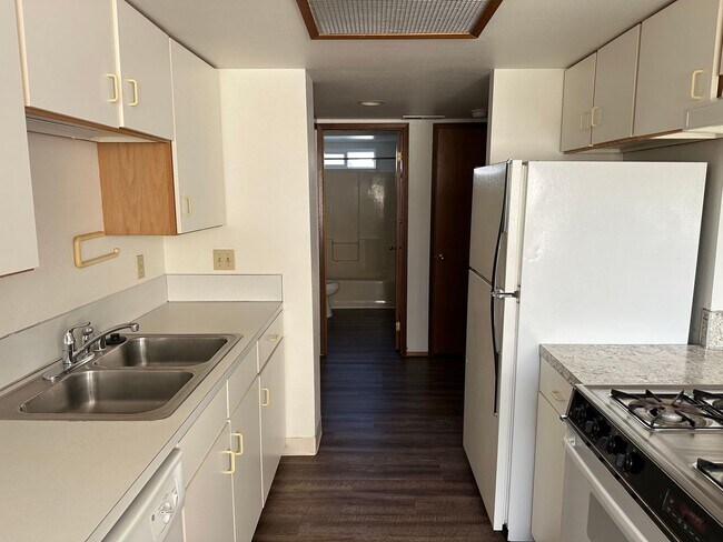 Building Photo - 1 Bedroom, 1 Bathroom Lower Unit in Small Apartment Building Close to BTC