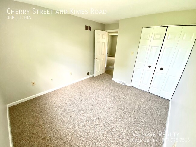 Building Photo - Available late-December! 3-bed Duplex in D...