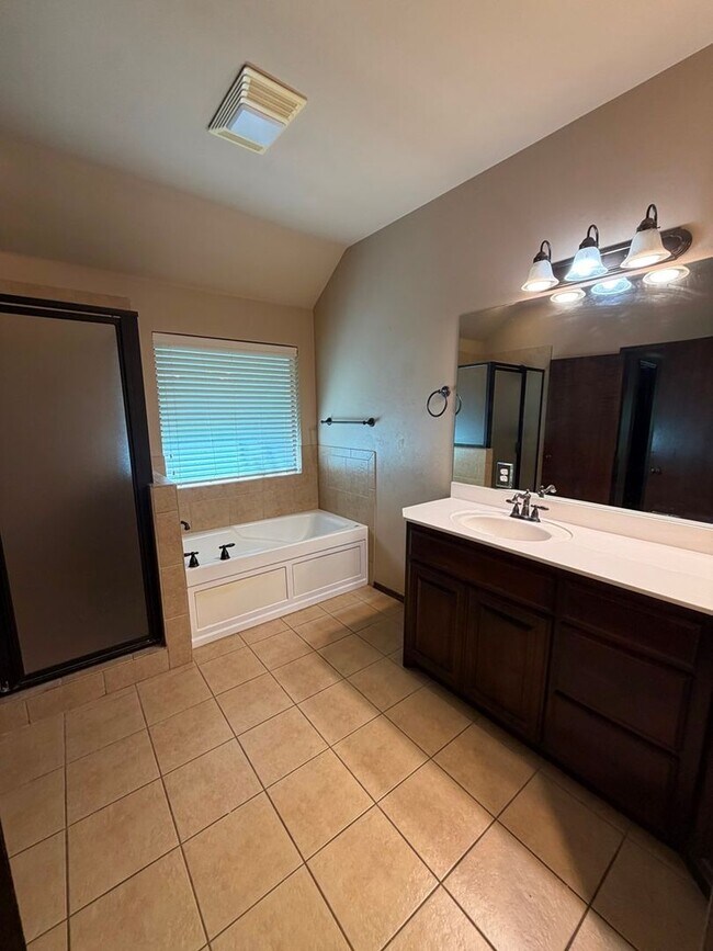 Building Photo - 3 bd/2 ba on Half acre - Edmond Schools