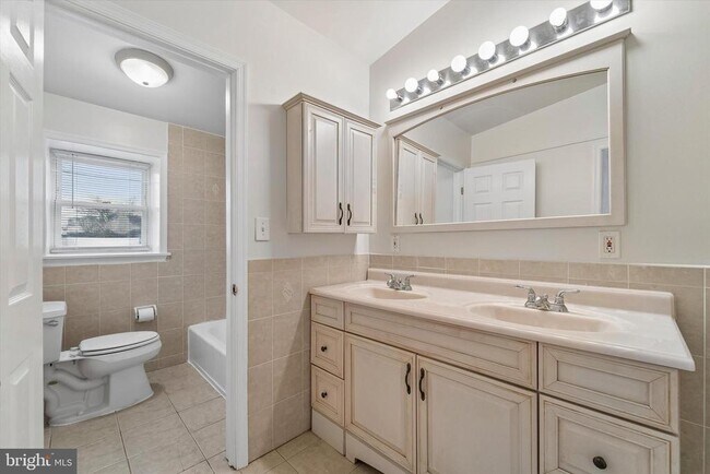 Building Photo - 3452 Sunnyside Ave