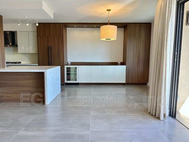 Building Photo - 1223 S Roxbury Dr