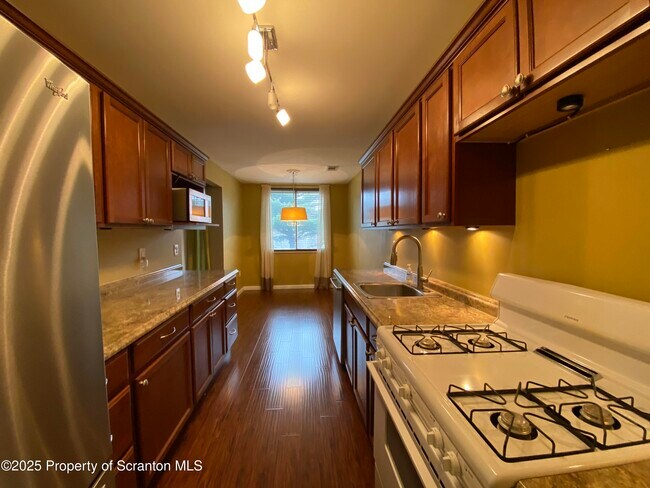 Building Photo - 1702 Summit Pointe