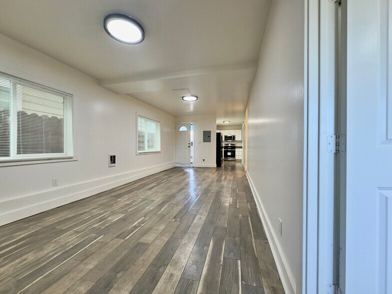 Building Photo - 827 30th St