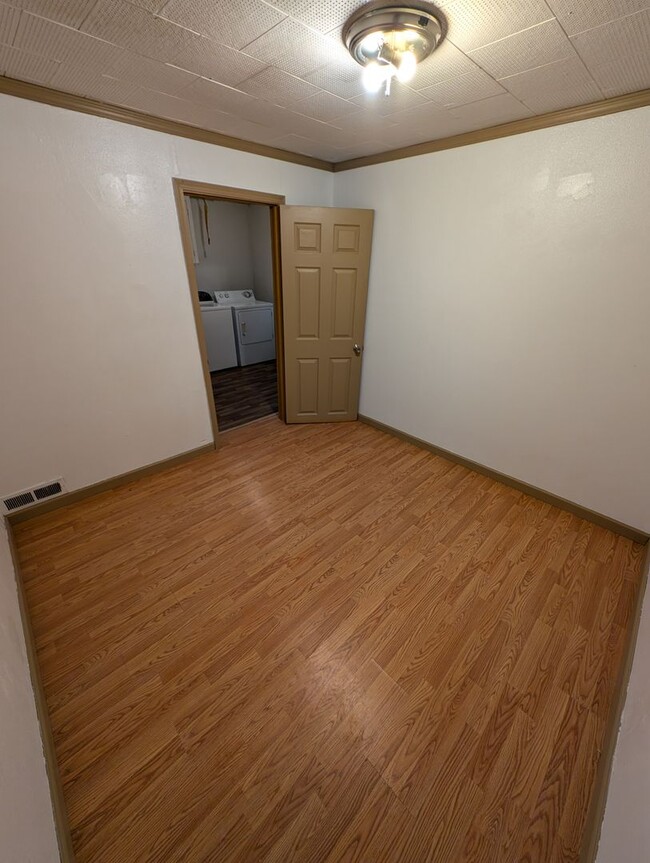 Building Photo - A Quarky Bremerton Original! Tons of Space...